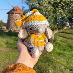 Maus gehäkelt vor Windmühle