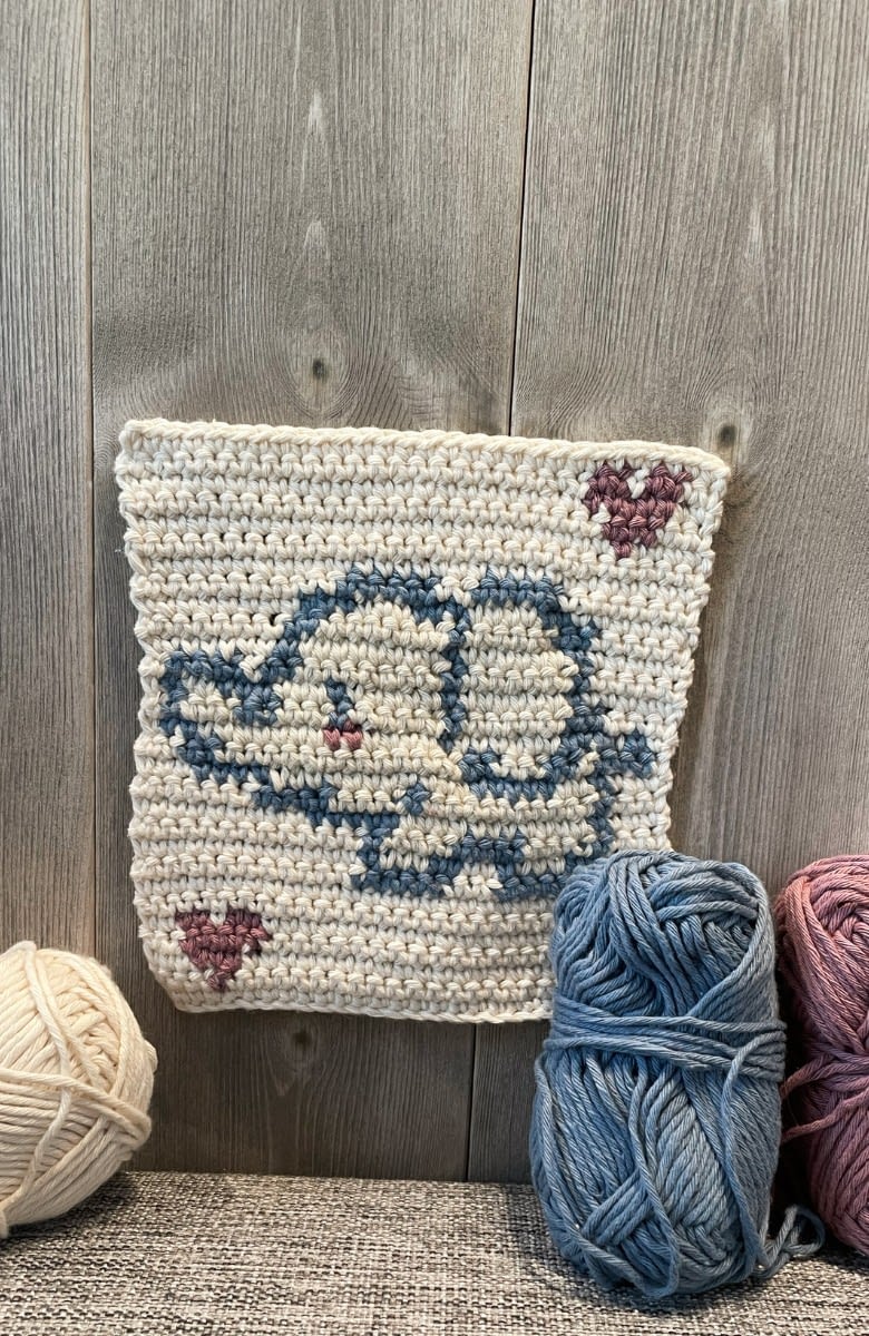 Elefant gehäkelt Granny Square bzw. Untersetzer vor Holzwand mit Wolle